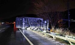 Aydın'da korkutan kaza: Kamyon bariyerlerde asılı kaldı