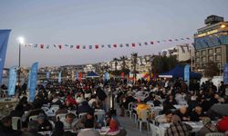 Kuşadası’nda Aydın Büyükşehir Belediyesi’nin İftar Programı’na vatandaşlardan yoğun ilgi