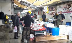 Kuşadası'nda fırtına balık tezgahlarını dondurdu