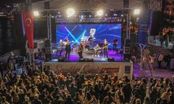 Kuşadası'nda 'Sevgililer Günü' coşkuyla kutlandı