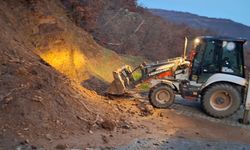 Kuyucak Belediyesi'nden bozulan ve kapanan yollara anında müdahale