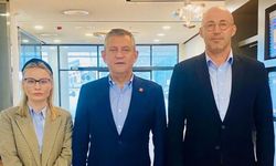 Özgür Özel, Ortaklar’ı es geçmedi: Meşhur çöp şiş lezzetini tattı