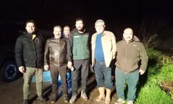 Posacı, taşkında çizmeleriyle sahaya indi