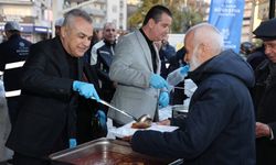 Savaş kazan başına geçti, vatandaşlara kepçeyle yemek dağıttı