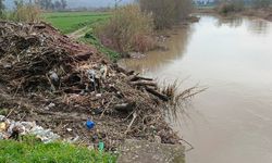 Söke’de tarihi taşköprü çöplerden temizlendi