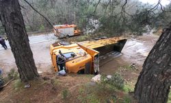 Bölgeye çok sayıda ekip sevk edildi: Nazilli’de kamyon yan yattı; 1 yaralı