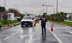 Nazilli'de elektrik direğine çarpan araç yan yattı