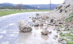 Aydın'da yine toprak kaydı, yolu kayalar kapattı