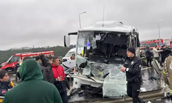 Polisleri taşıyan servis kaza yaptı: Bir polis şehit oldu, 16 polis yaralalı