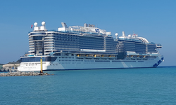 Dev Kruvaziyer Sun Princess Kuşadası Limanı'nda