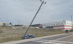 Otomobil direği devirdi; 1 yaralı