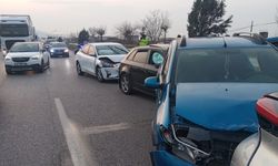 4 araç birbirine girdi; 7 yaralı