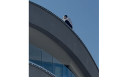 Kuşadası'nda hareketli anlar: Canına kıymak için çatıya çıktı