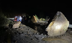 Aydın’da dev kayalar yolu kapattı