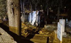 Aydın'da minibüs mezarlığa uçtu