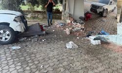 Didim'de direksiyon hakimiyetini kaybeden araç dükkana daldı