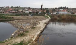 Doğaseverler tarihi taş köprüye dikkat çekti