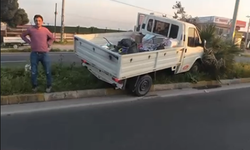 Nazilli’de kamyonet orta refüje çıktı: Aydınlatma direğine çarptı