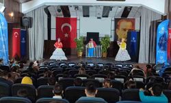 Karacasulu minikler Büyükşehir’in tiyatrosuyla eğlendi