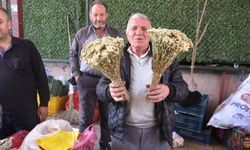 Karacasulu satıcı Karadeniz çayına kafa tutuyor