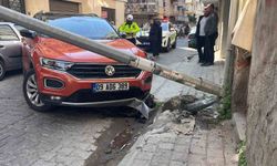 Aydın'da otomobilin çarptığı direk devrildi
