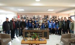 Kupayı alıp Başkan Kaya’yı ziyaret ettiler