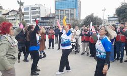 Kuşadası’nda '+1 Farkla' renkli kutlama