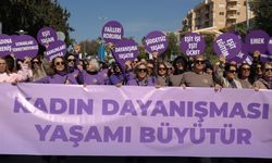 Kuşadası'nda 'Kadınlar' tek yürek oldu