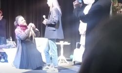 Kuşadası'nda tiyatro sahnesi 'Evlilik teklifiyle' taçlandı
