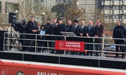 Özel, “Bu yağmurda buradaysanız, helal olsun”