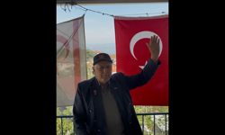 Evinin balkonundan 52 yıldır bayrak eksik etmiyor