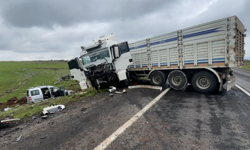 Tır ile hafif ticaret aracı çarpıştı: 2 ölü, 1 yaralı