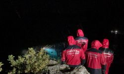 Kayalıklara çarpan tekne battı: 6 kişi kurtarıldı, 1 kişi kayıp