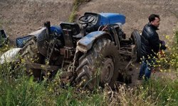 Tekeri fırlayan traktör takla attı; 2 yaralı