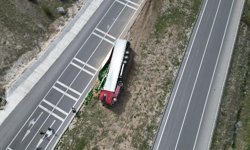 Patates yüklü tır devrildi; 3 kişi yaralandı