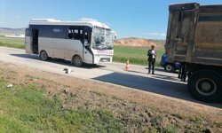 Midibüs kamyona arkadan çarptı; 3 yaralı