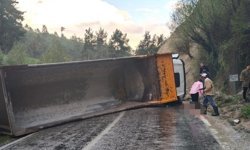 Korkunç kaza; Hafriyat kamyonu devrildi: 1 ölü