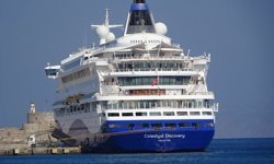 Ada'nın beklediği yüzen oteller 'Hürmüz Boğazı'ndan geçti