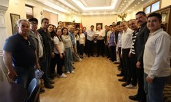 Başkan Kıvrak’a belediye personeli ve muhtarlardan doğum günü sürprizi