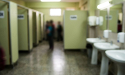 Okul tuvaletinde silah ve tehdit notu bulundu