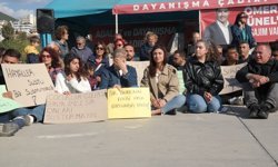 CHP'li gençlerden 'Şiddete' karşı oturma eylemi