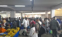 'Erkenci' meyveler semt pazarında cep yaktı