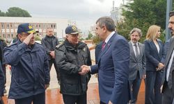 Bakan Tekin, Aydın'da çiçeklerle karşılandı