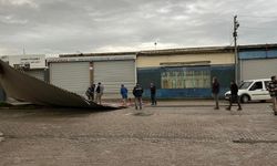 İncirliovalı esnafın çatısı uçtu