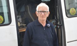 Mesleğine aşık bir usta: Dolmuşu hem atölyesi hem evi oldu