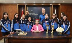 Nazilli’nin şampiyon kızlarını Kaymakam Kan ağırladı