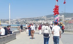 Nisan ayında Temmuz sıcağı Kuşadası'na yaradı