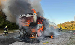 Otobüs alev topuna döndü, yolcular son anda kurtuldu