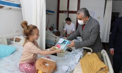 Rektör Kent, bayramı hastanede geçiren çocukları unutmadı