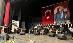 Yedieylül İlkokulu'ndan unutulmaz konser: Öğretmen ve velililer aynı sahneyi paylaştı